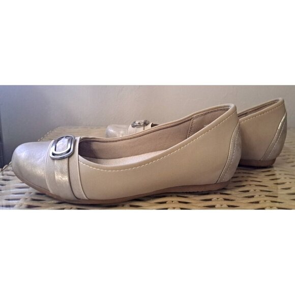 Baretraps Women's 7.5 Markie Beige Round Toe Flats FLAW - Picture 3 of 11